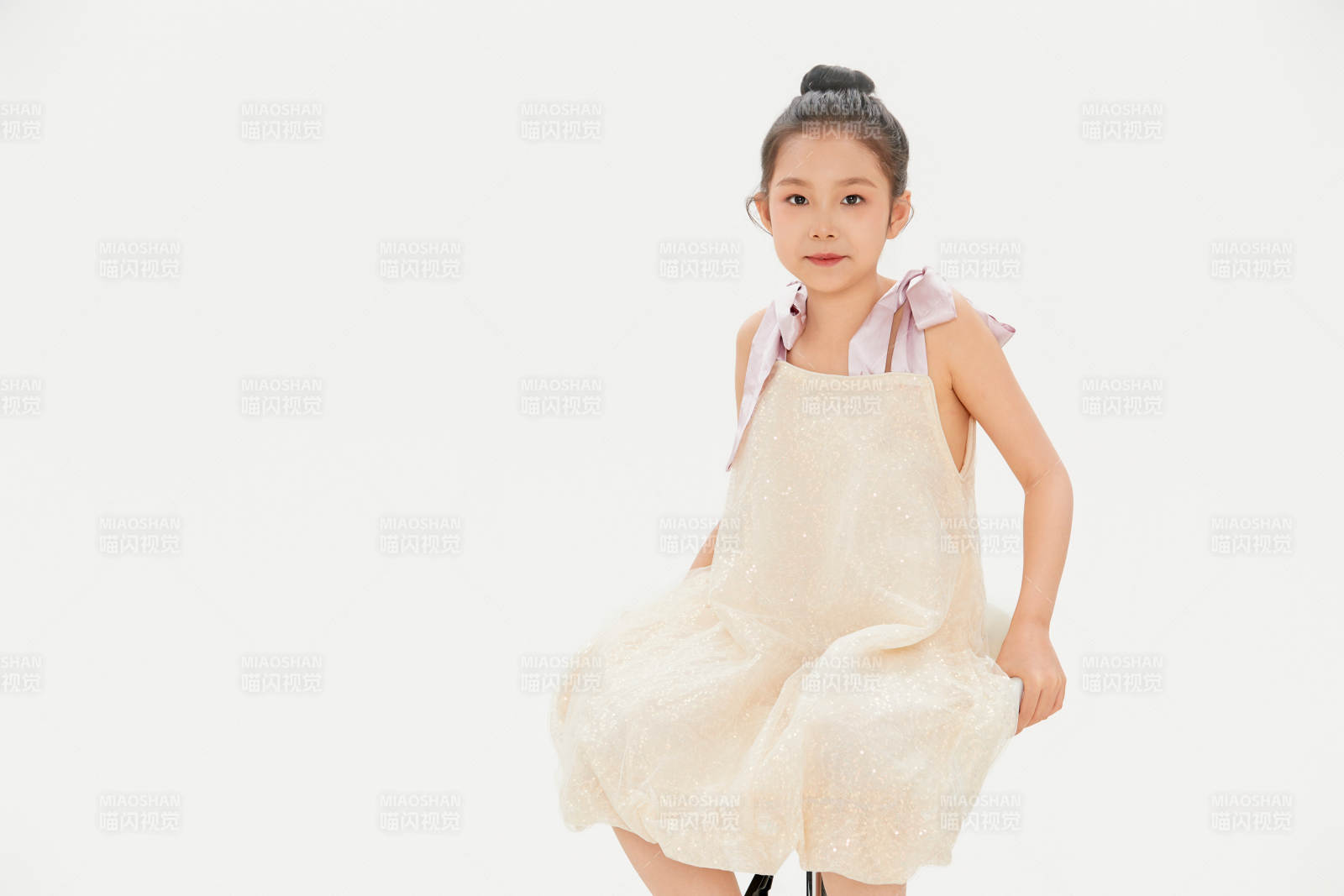 白色背景里的活泼可爱的中国小女孩儿童图片