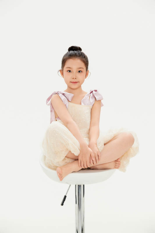 白色背景里的活泼可爱的中国小女孩儿童图片