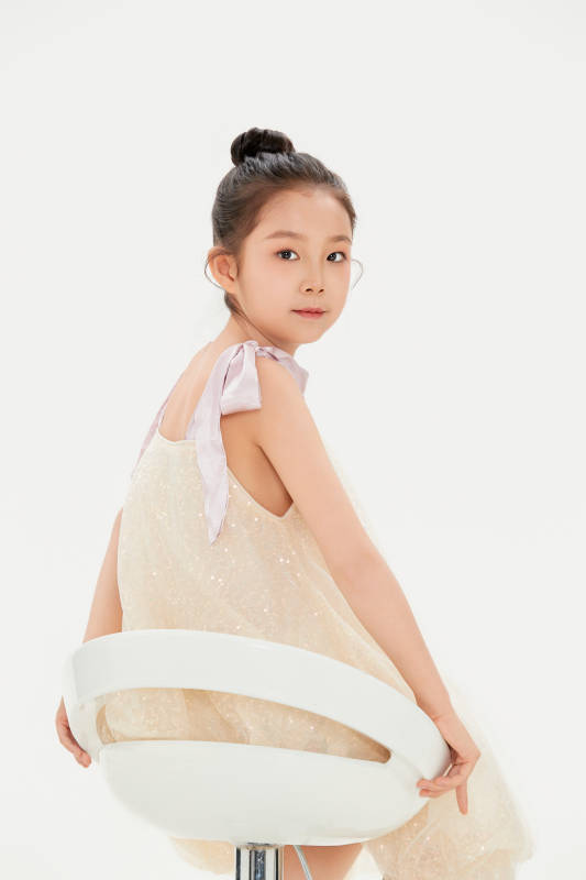 白色背景里的活泼可爱的中国小女孩儿童图片