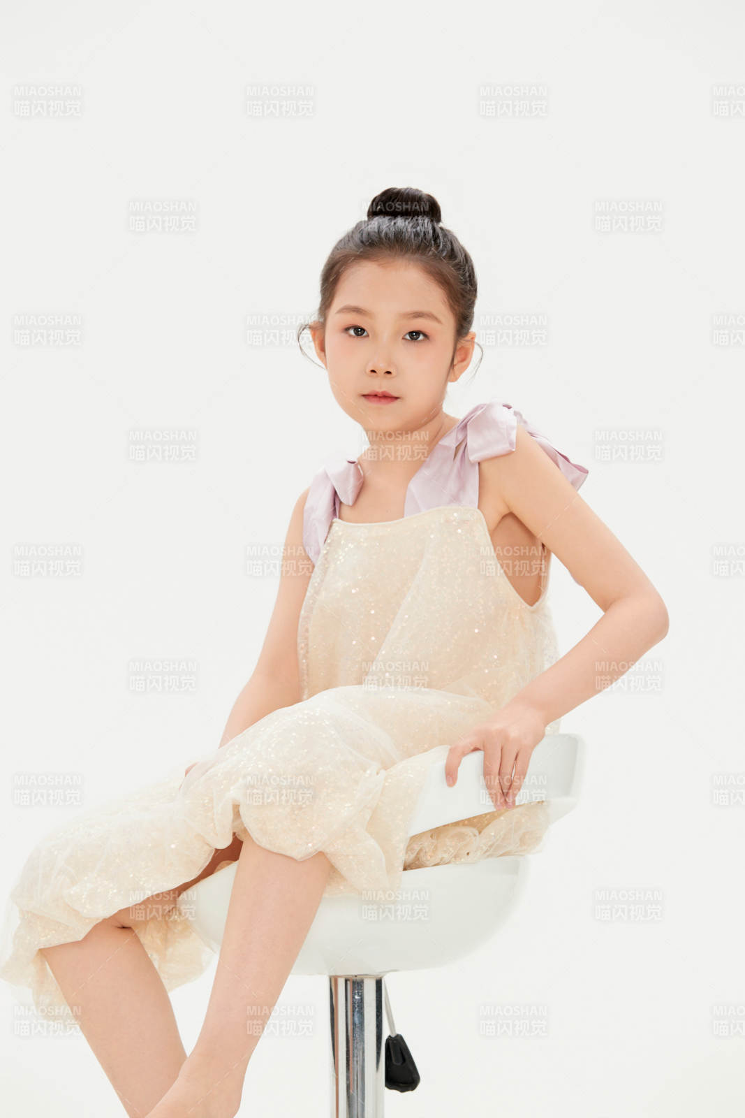 白色背景里的活泼可爱的中国小女孩儿童图片