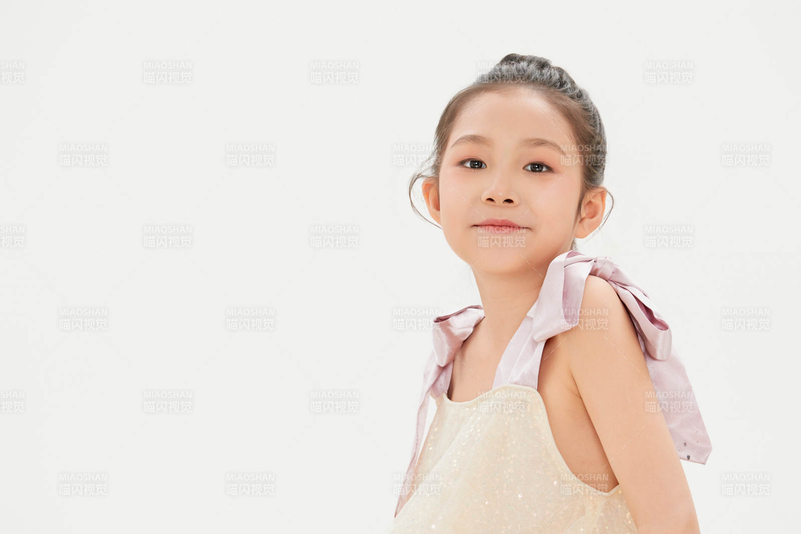 白色背景里的活泼可爱的中国小女孩儿童图片