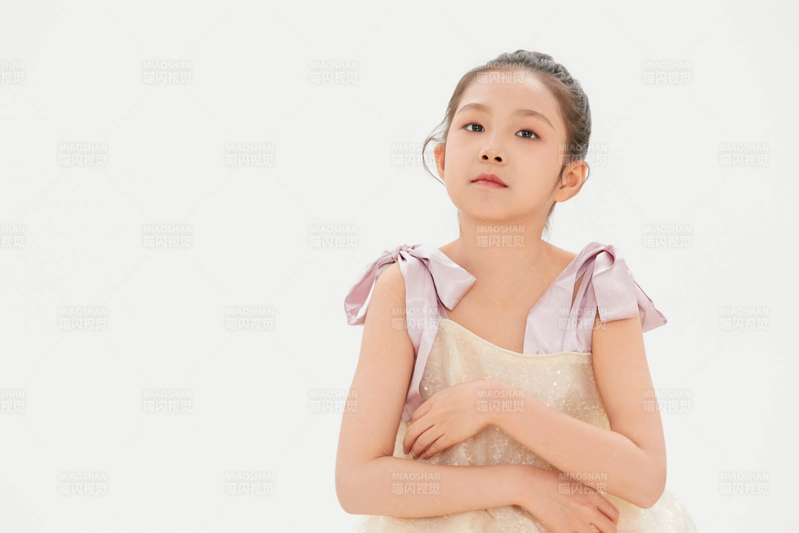 白色背景里的活泼可爱的中国小女孩儿童图片