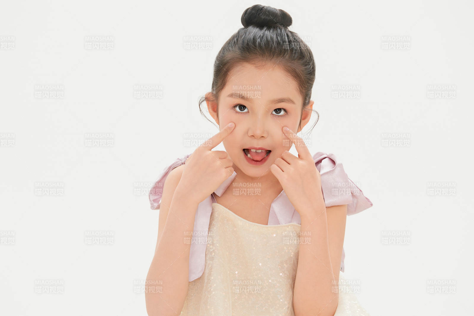 白色背景里的活泼可爱的中国小女孩儿童图片