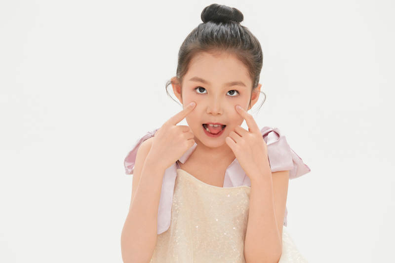 白色背景里的活泼可爱的中国小女孩儿童图片