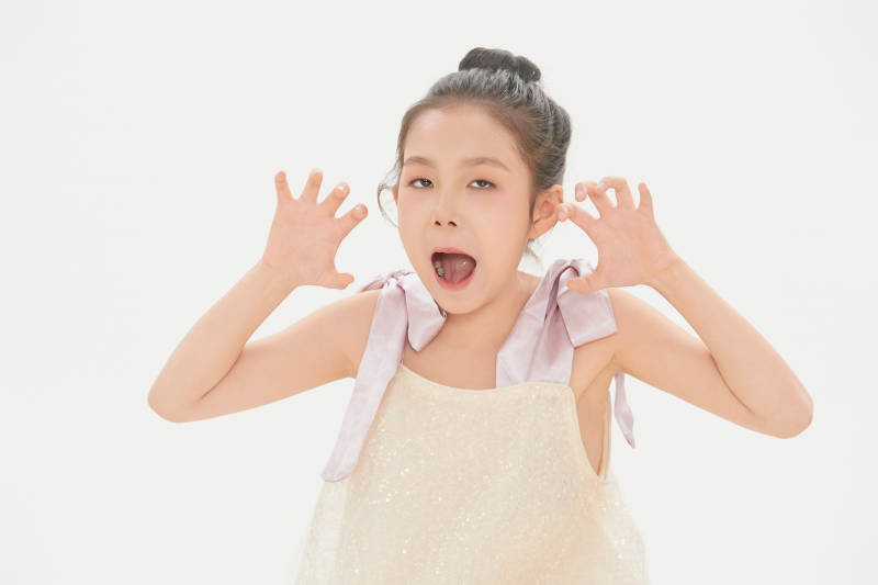 白色背景里的活泼可爱的中国小女孩儿童图片