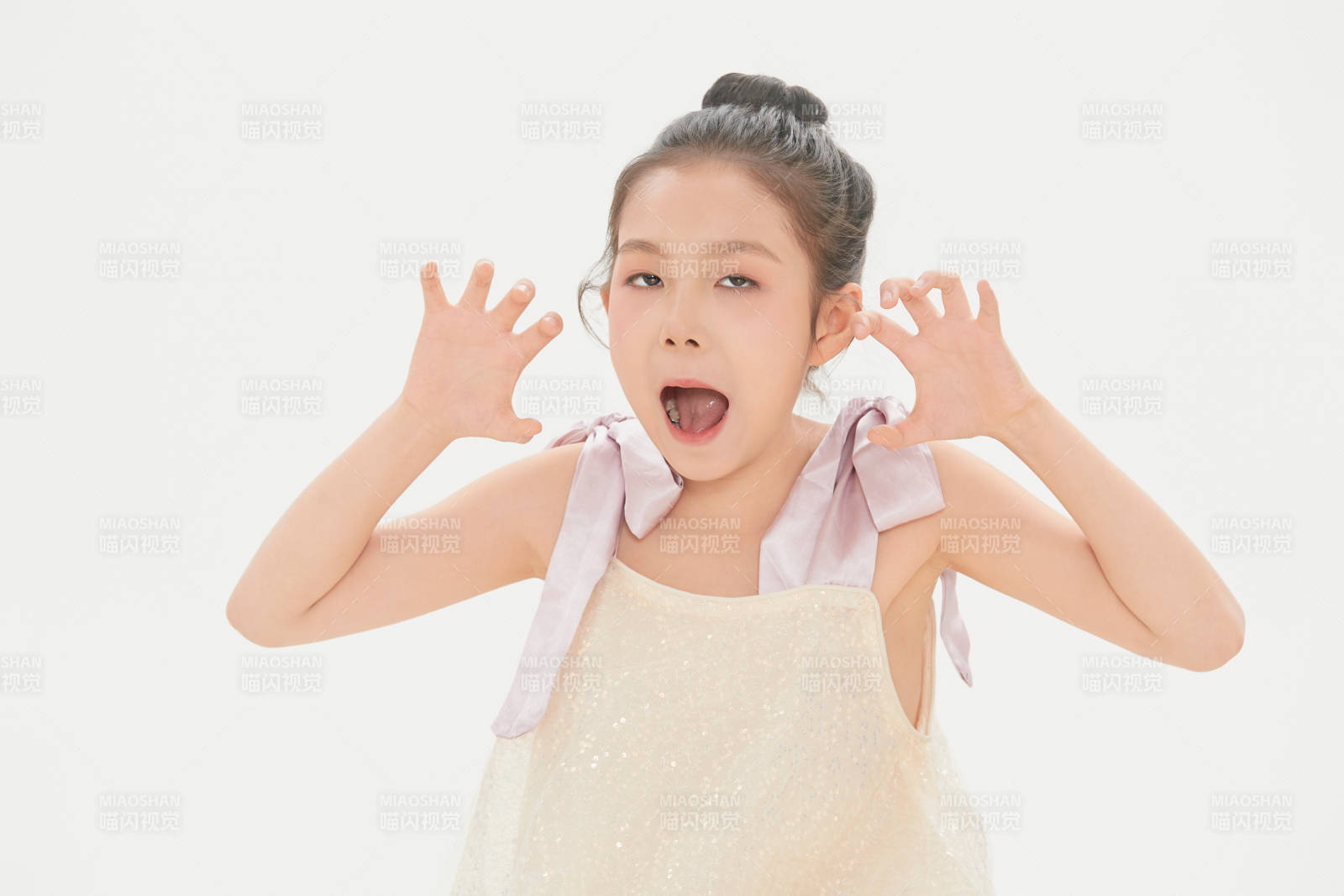 白色背景里的活泼可爱的中国小女孩儿童图片