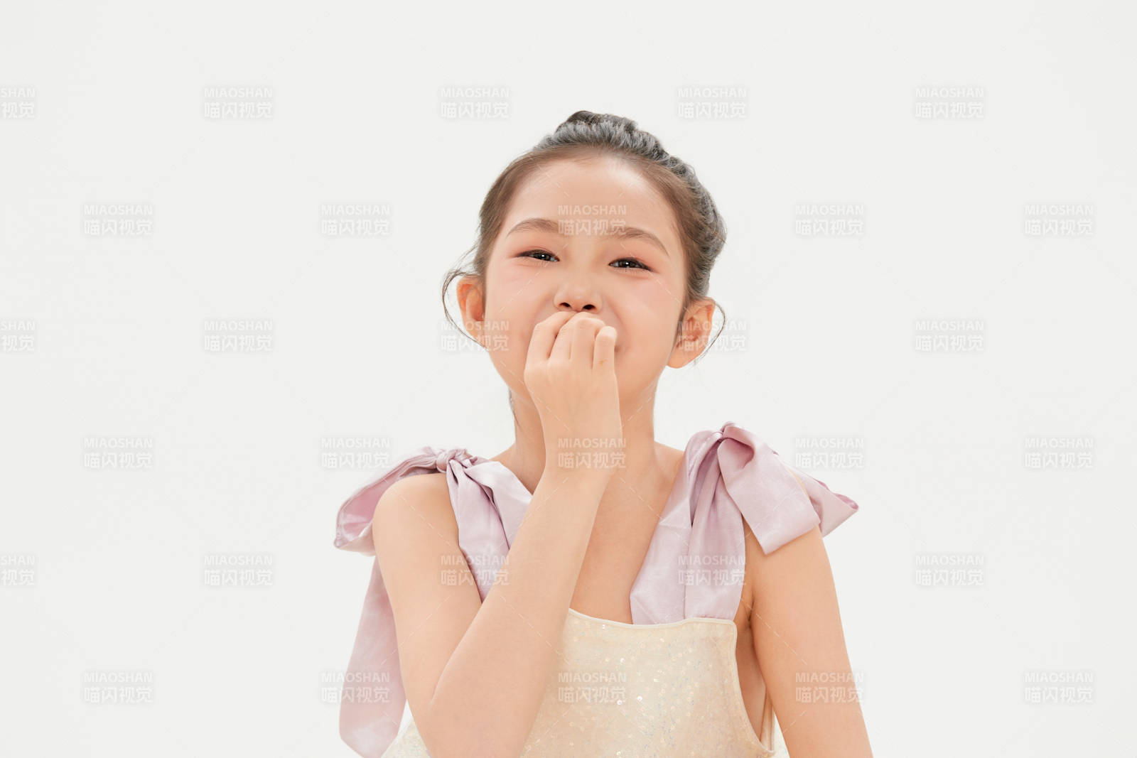 白色背景里的活泼可爱的中国小女孩儿童图片