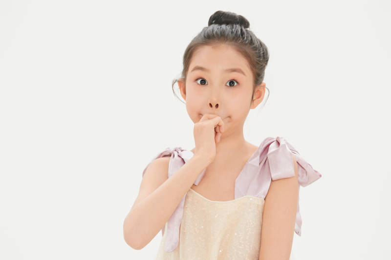 白色背景里的活泼可爱的中国小女孩儿童图片