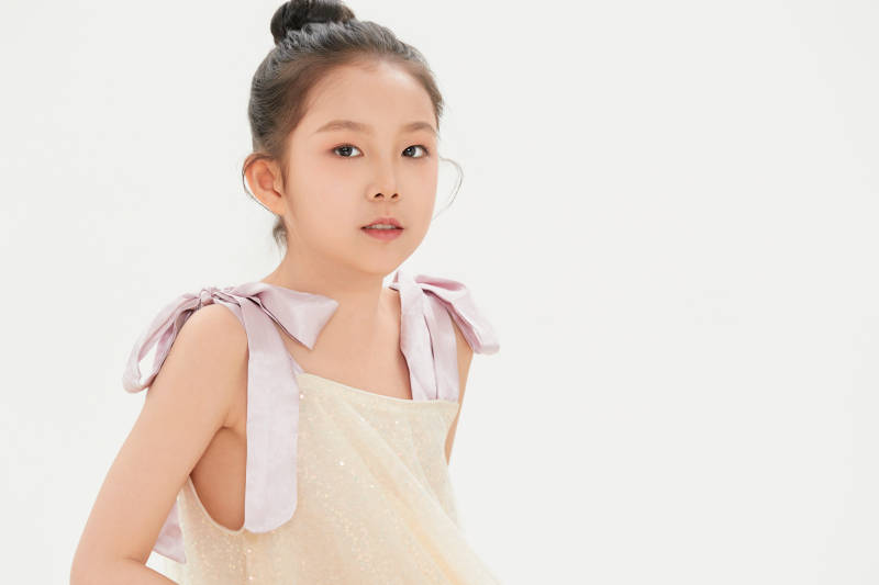 白色背景里的活泼可爱的中国小女孩儿童图片