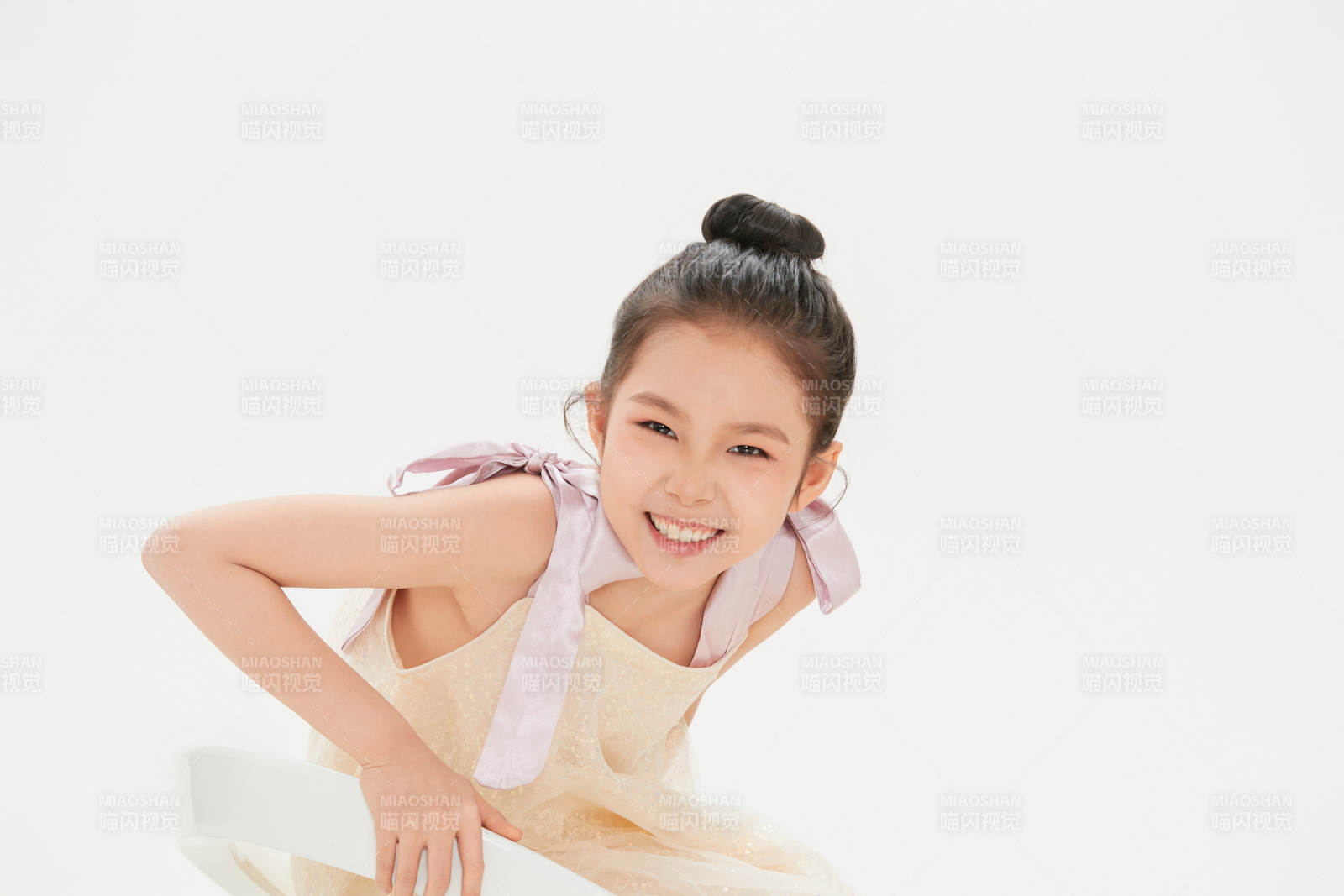 白色背景里的活泼可爱的中国小女孩儿童图片