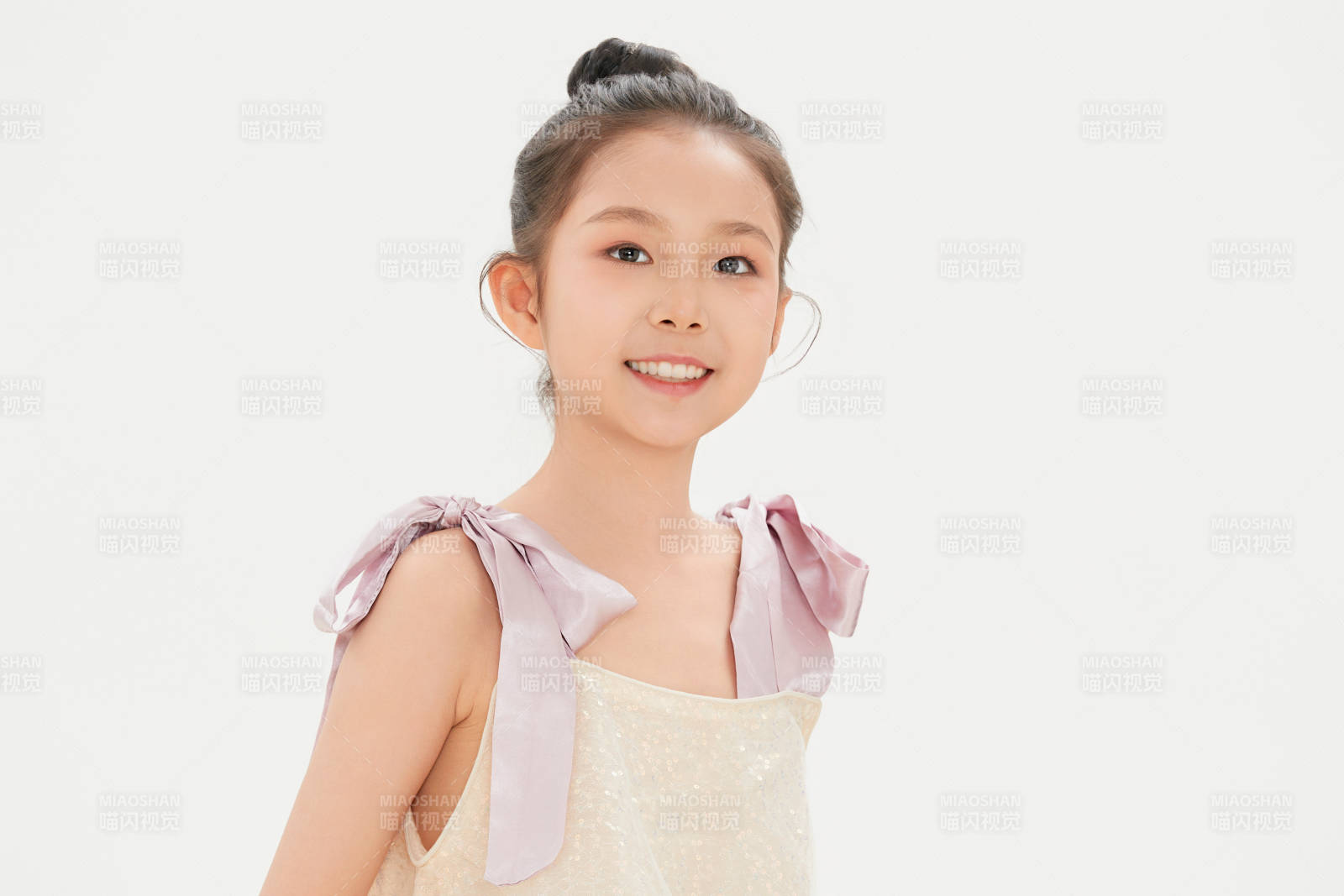 白色背景里的活泼可爱的中国小女孩儿童图片