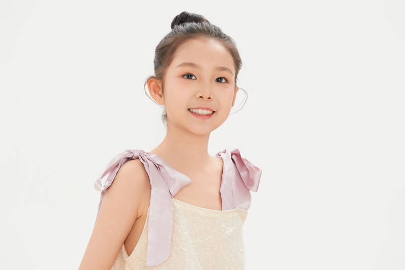 白色背景里的活泼可爱的中国小女孩儿童图片