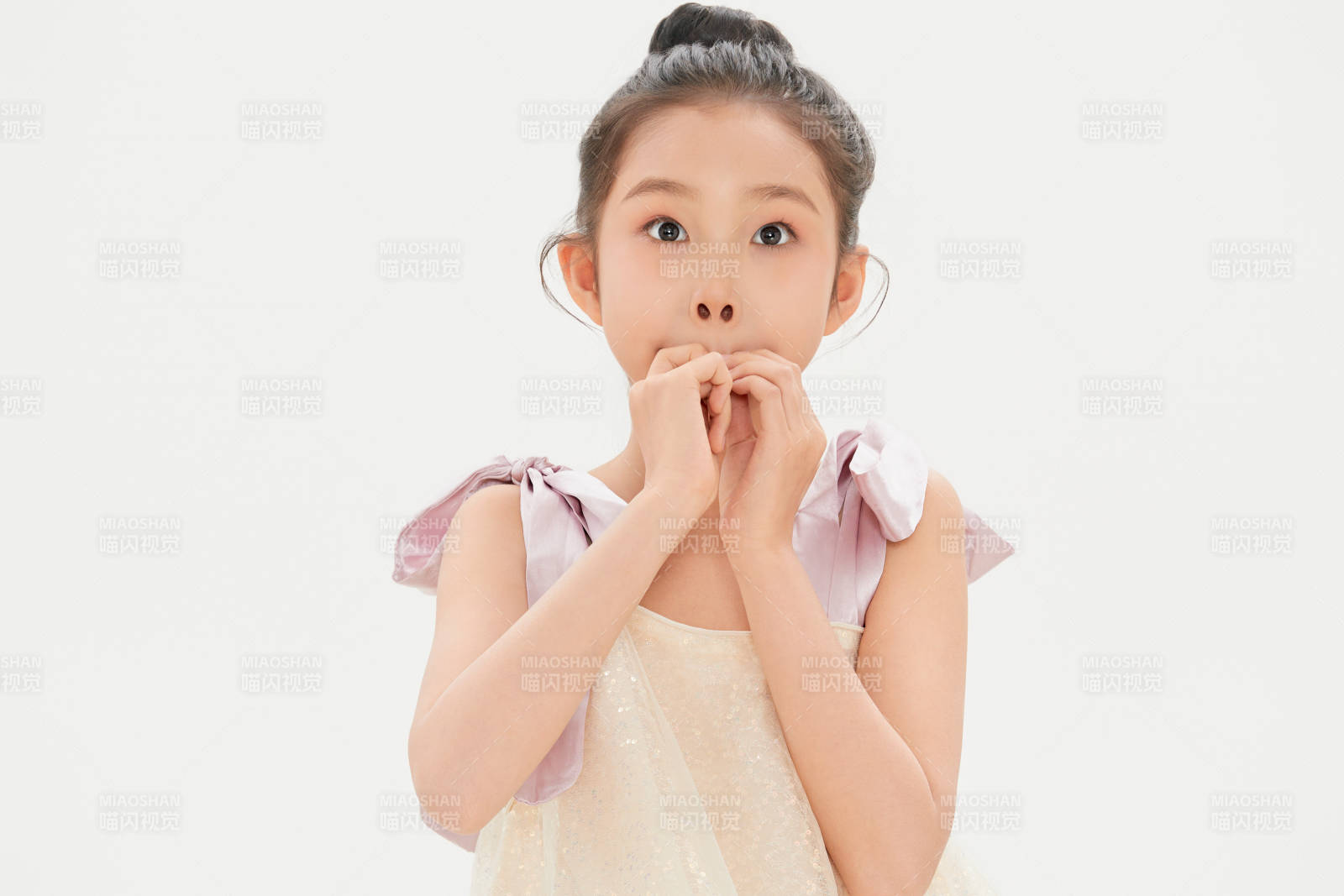 白色背景里的活泼可爱的中国小女孩儿童图片