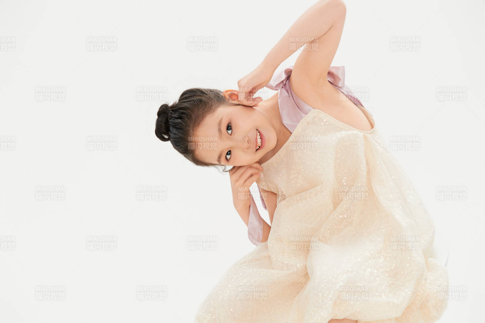 白色背景里的活泼可爱的中国小女孩儿童图片