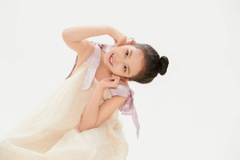 白色背景里的活泼可爱的中国小女孩儿童图片