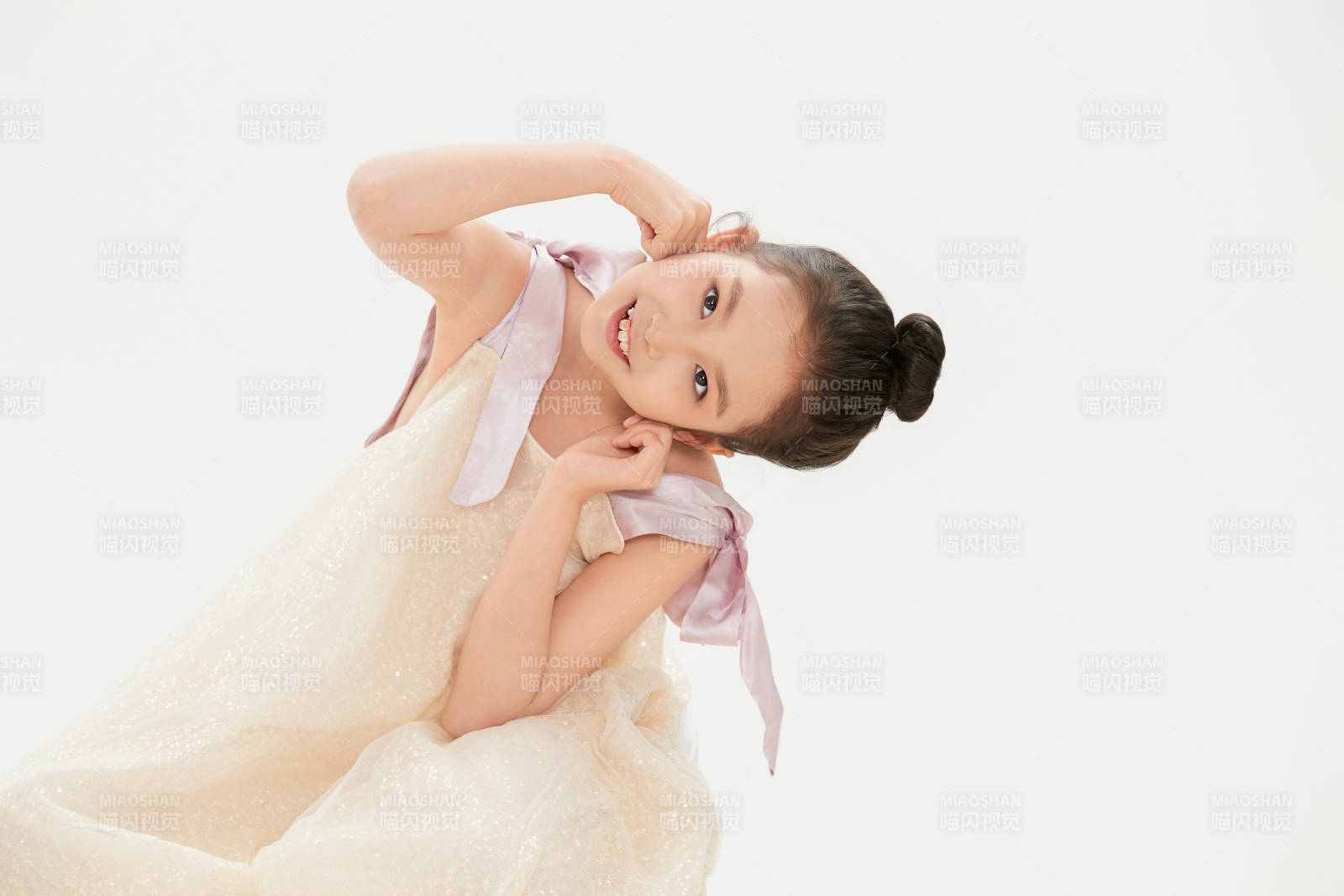 白色背景里的活泼可爱的中国小女孩儿童图片