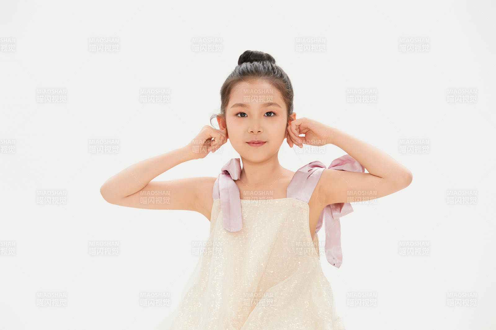 白色背景里的活泼可爱的中国小女孩儿童图片