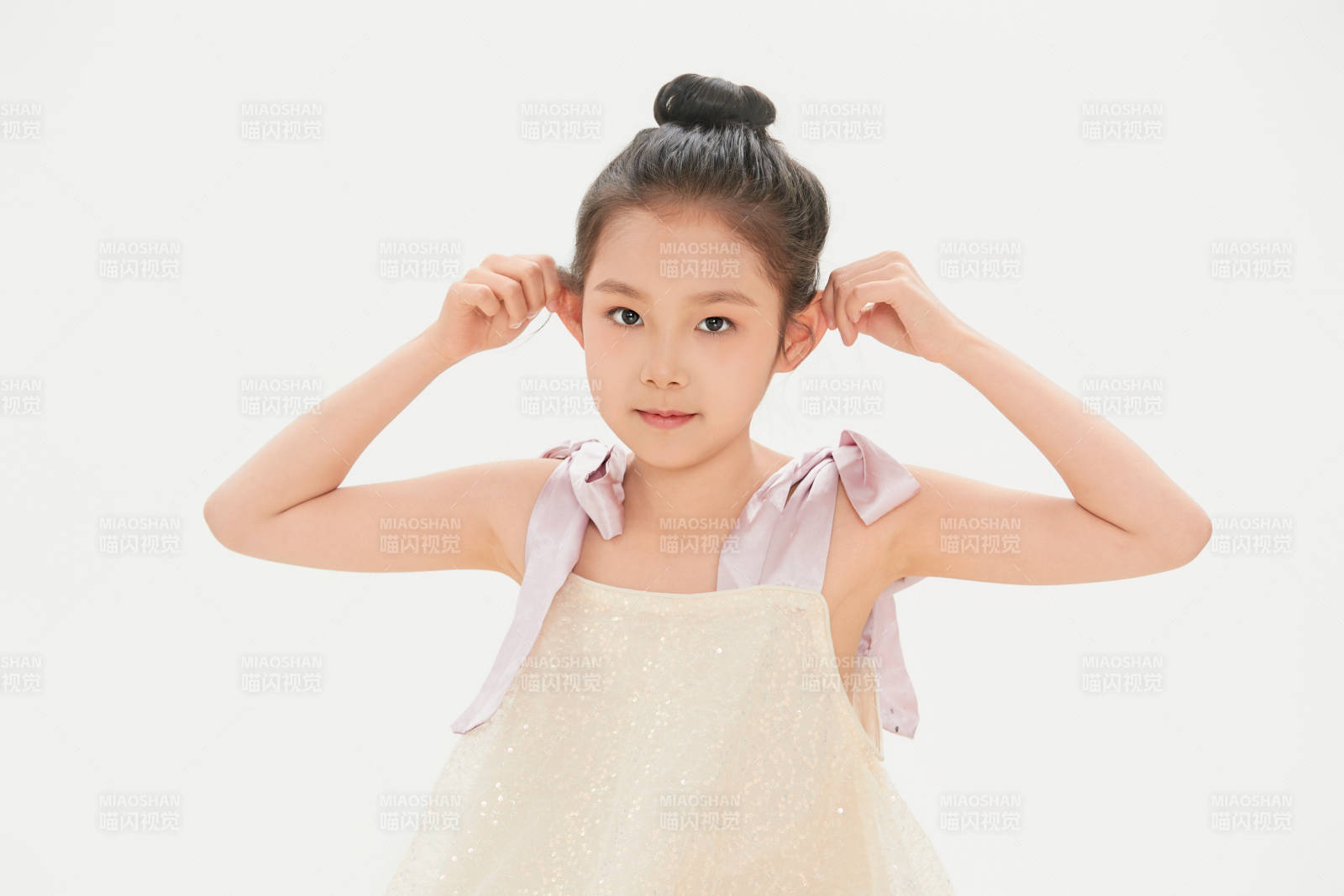 白色背景里的活泼可爱的中国小女孩儿童图片