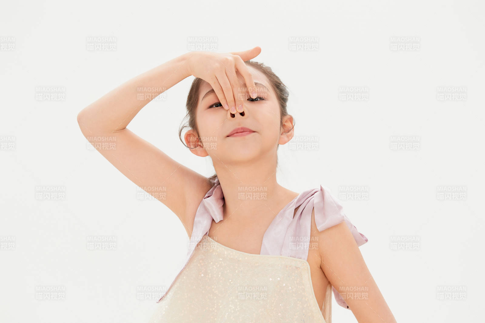 白色背景里的活泼可爱的中国小女孩儿童图片