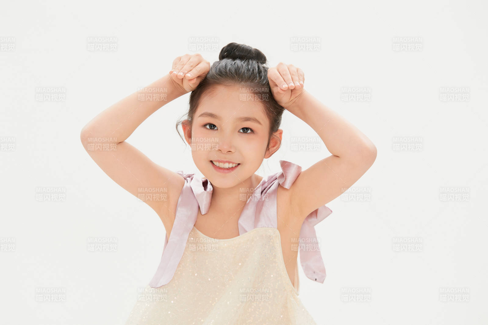 白色背景里的活泼可爱的中国小女孩儿童图片