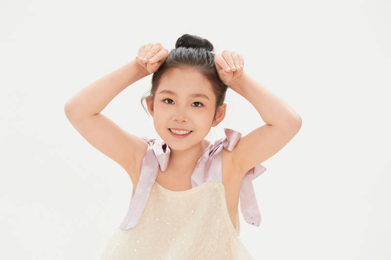 白色背景里的活泼可爱的中国小女孩儿童图片