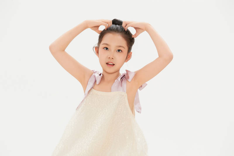 白色背景里的活泼可爱的中国小女孩儿童图片