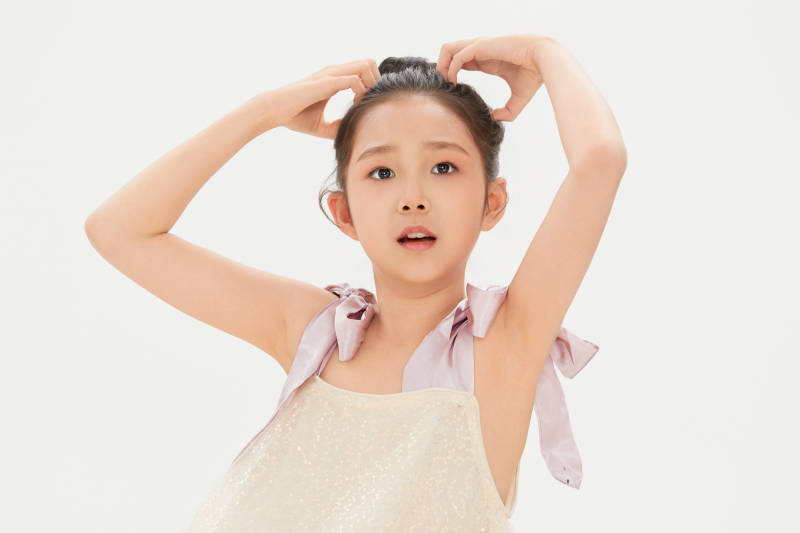 白色背景里的活泼可爱的中国小女孩儿童图片