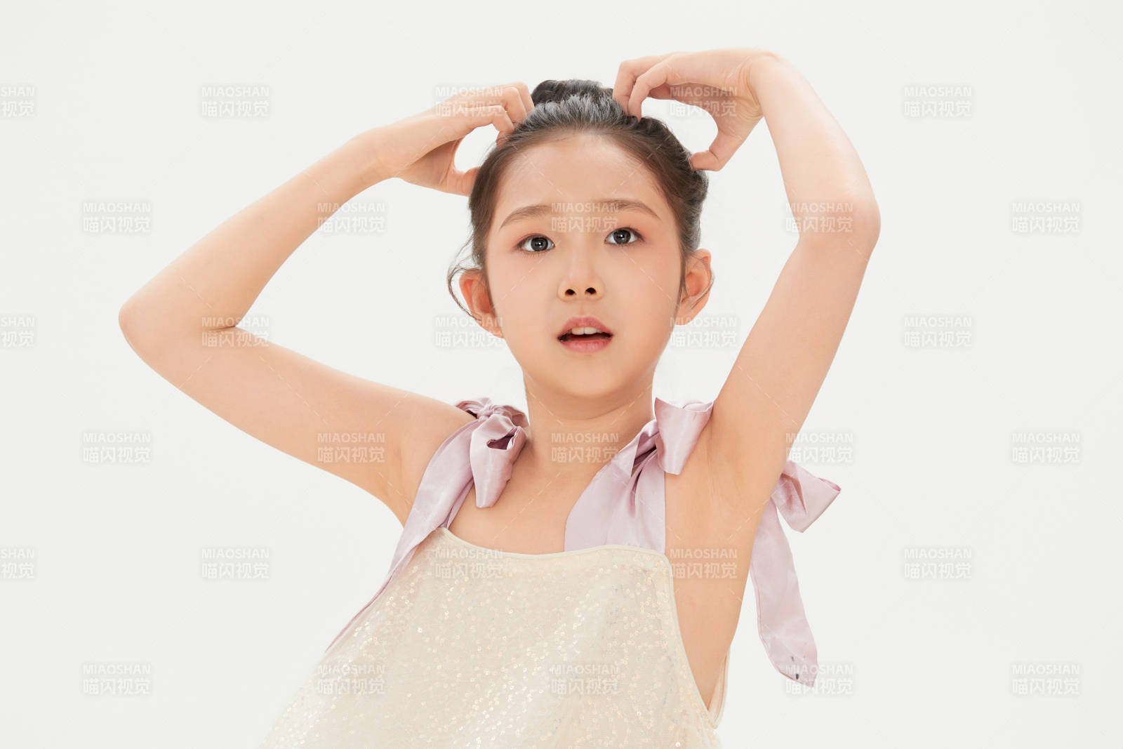 白色背景里的活泼可爱的中国小女孩儿童图片