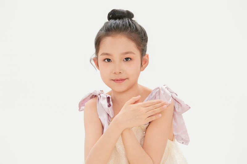 白色背景里的活泼可爱的中国小女孩儿童图片