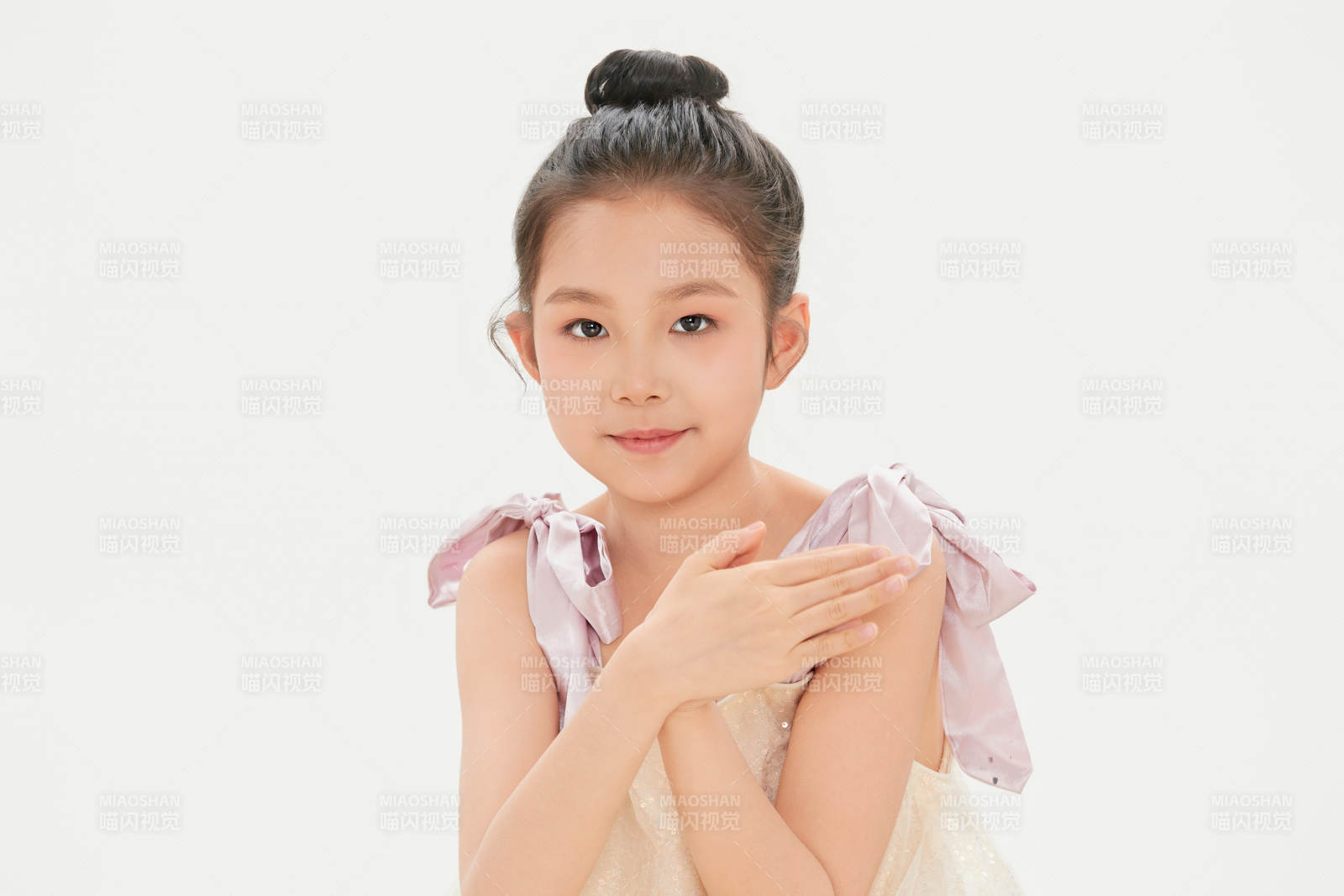 白色背景里的活泼可爱的中国小女孩儿童图片