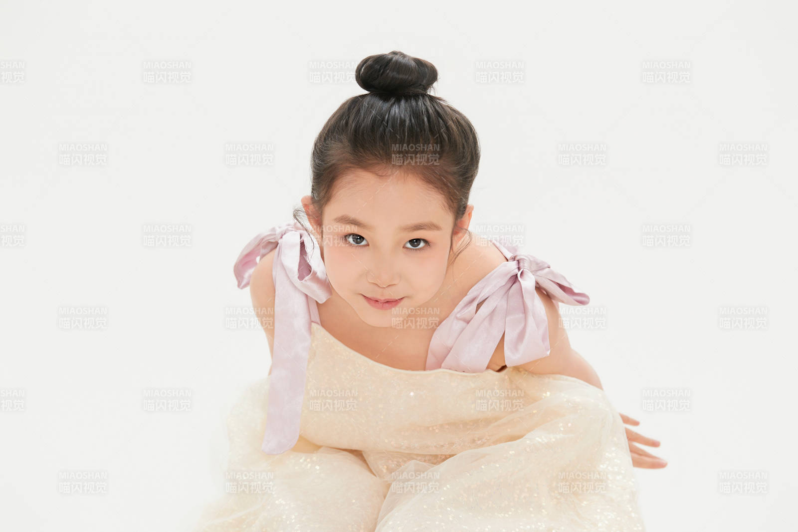 白色背景里的活泼可爱的中国小女孩儿童图片