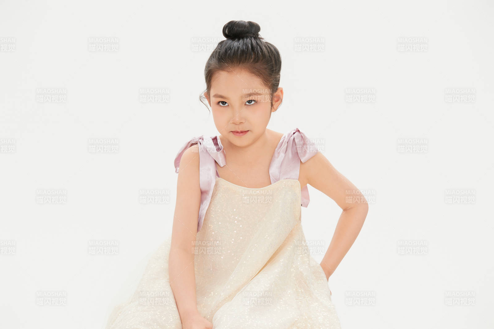 白色背景里的活泼可爱的中国小女孩儿童图片