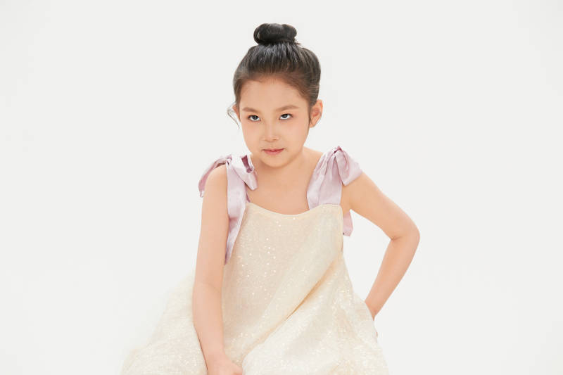 白色背景里的活泼可爱的中国小女孩儿童图片