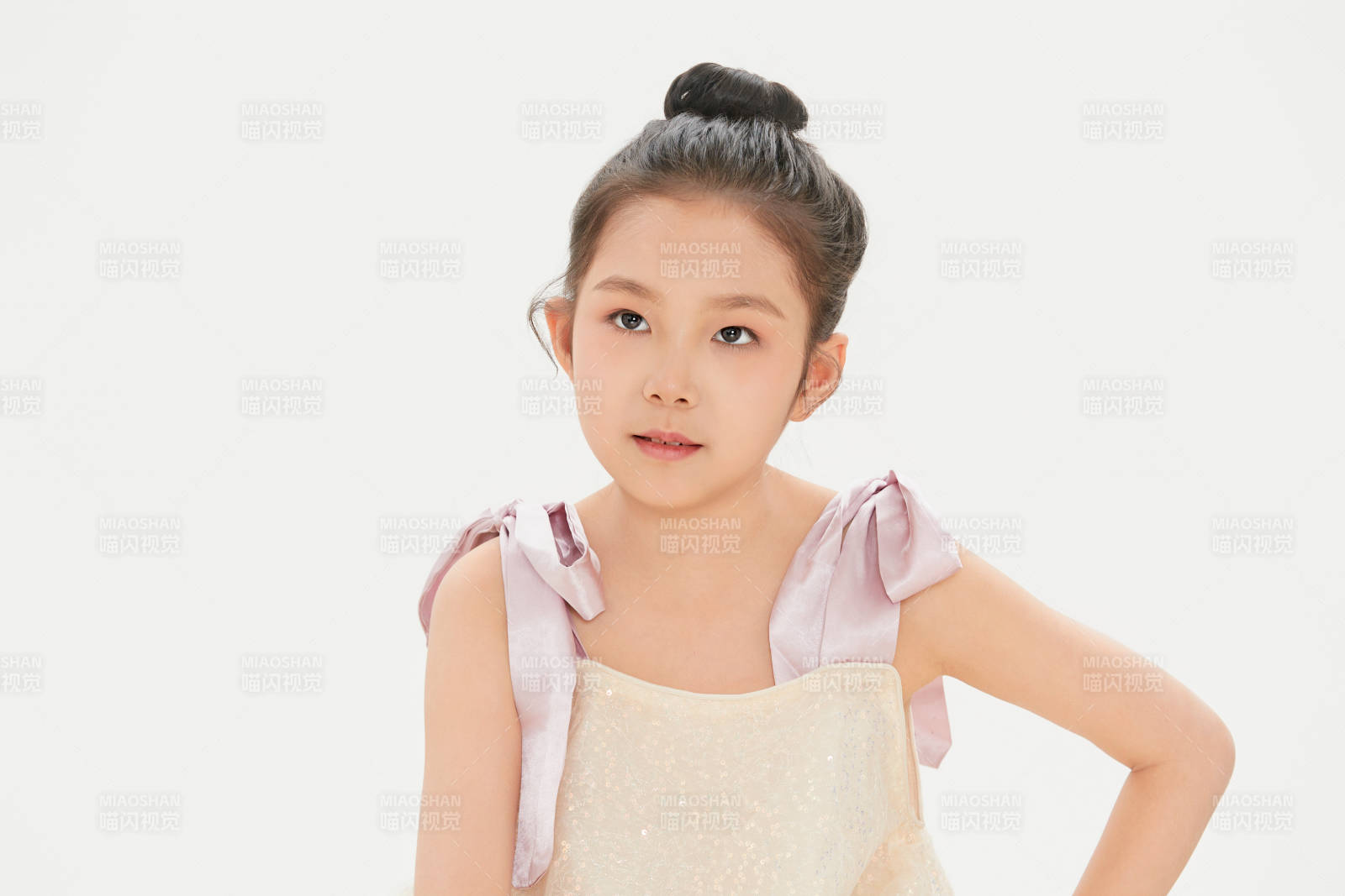 白色背景里的活泼可爱的中国小女孩儿童图片