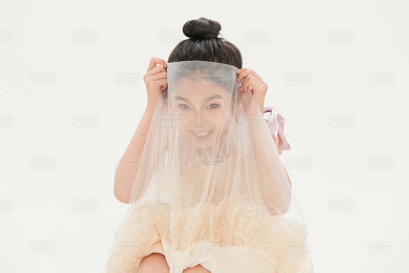 白色背景里的活泼可爱的中国小女孩儿童图片