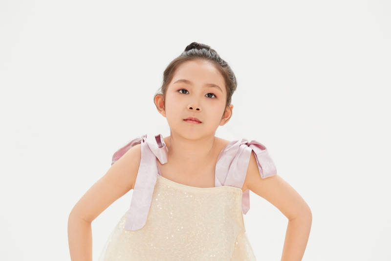 白色背景里的活泼可爱的中国小女孩儿童图片