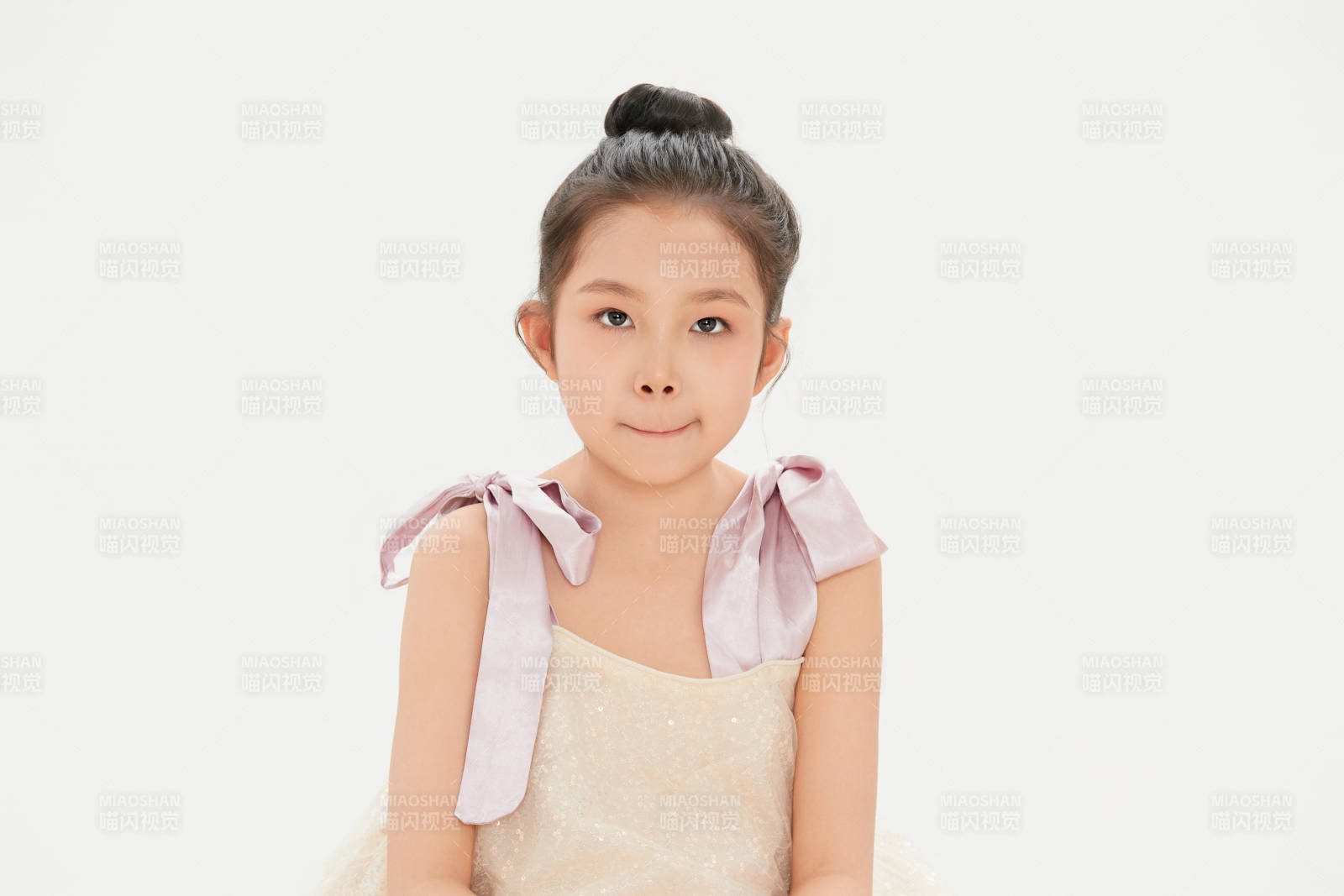 白色背景里的活泼可爱的中国小女孩儿童图片