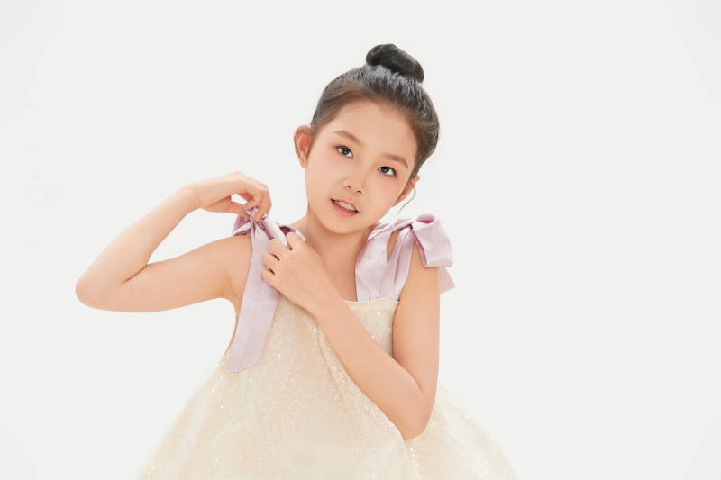 白色背景里的活泼可爱的中国小女孩儿童图片