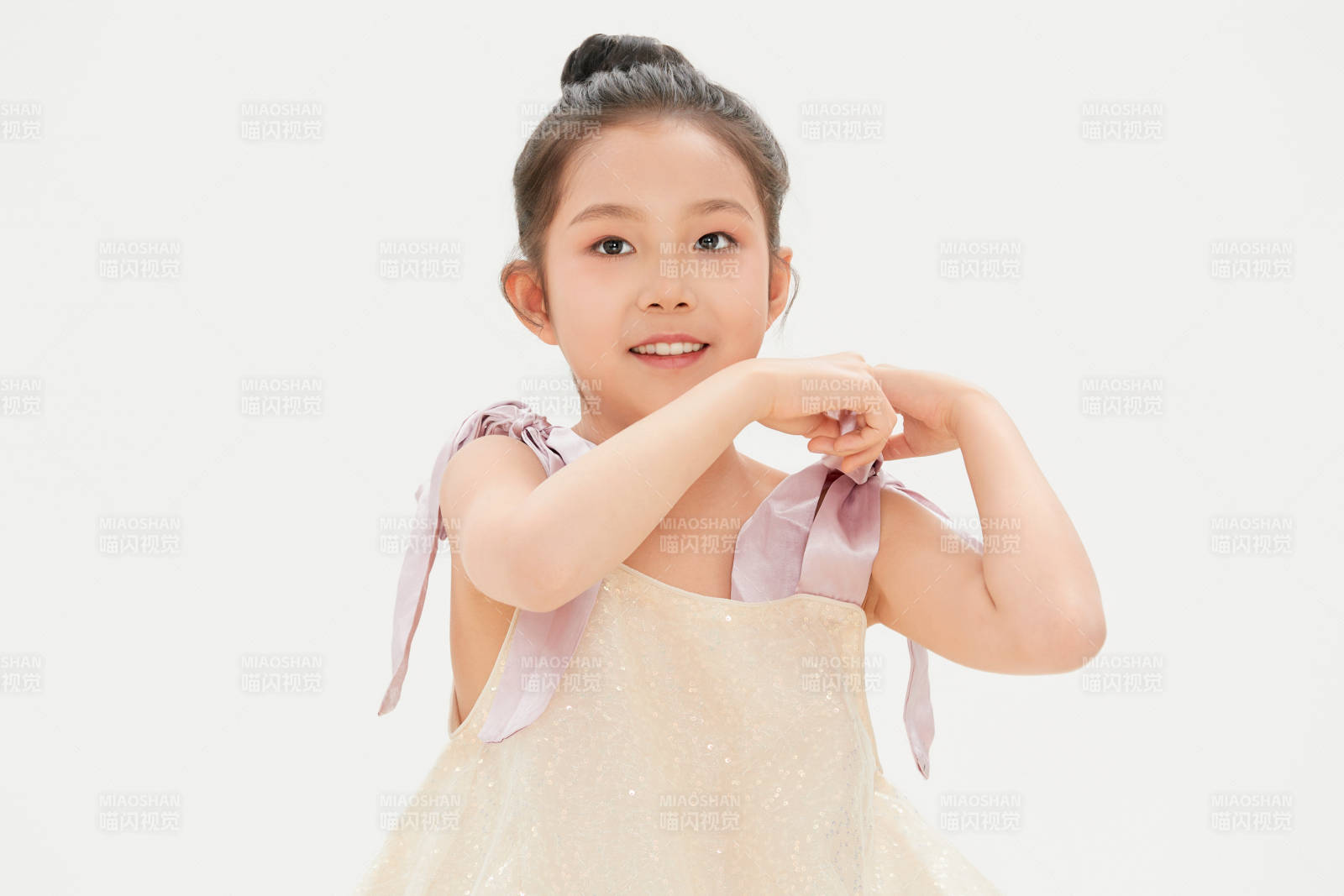 白色背景里的活泼可爱的中国小女孩儿童图片