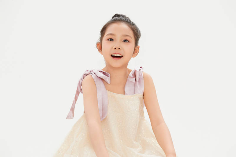 白色背景里的活泼可爱的中国小女孩儿童图片