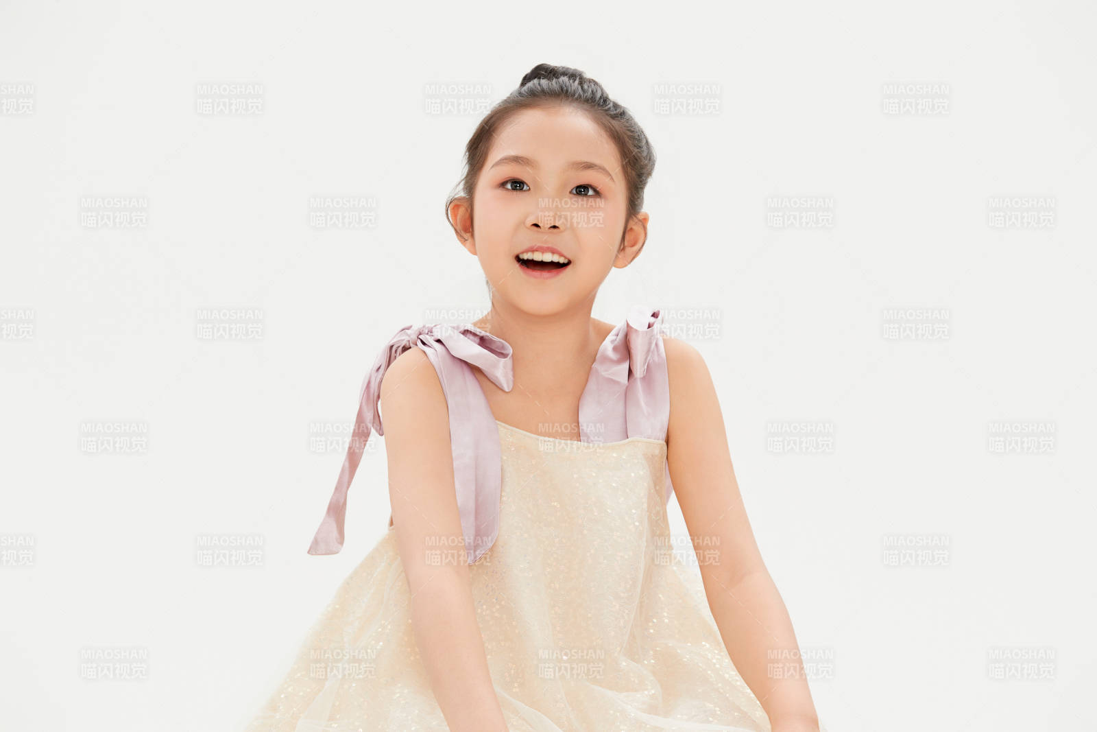 白色背景里的活泼可爱的中国小女孩儿童图片