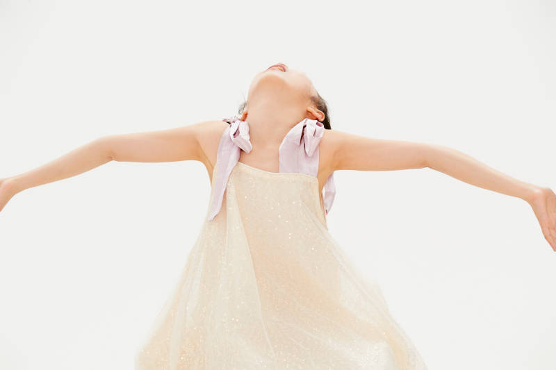 白色背景里的活泼可爱的中国小女孩儿童图片