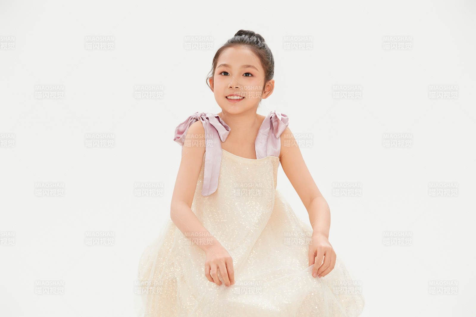 白色背景里的活泼可爱的中国小女孩儿童图片