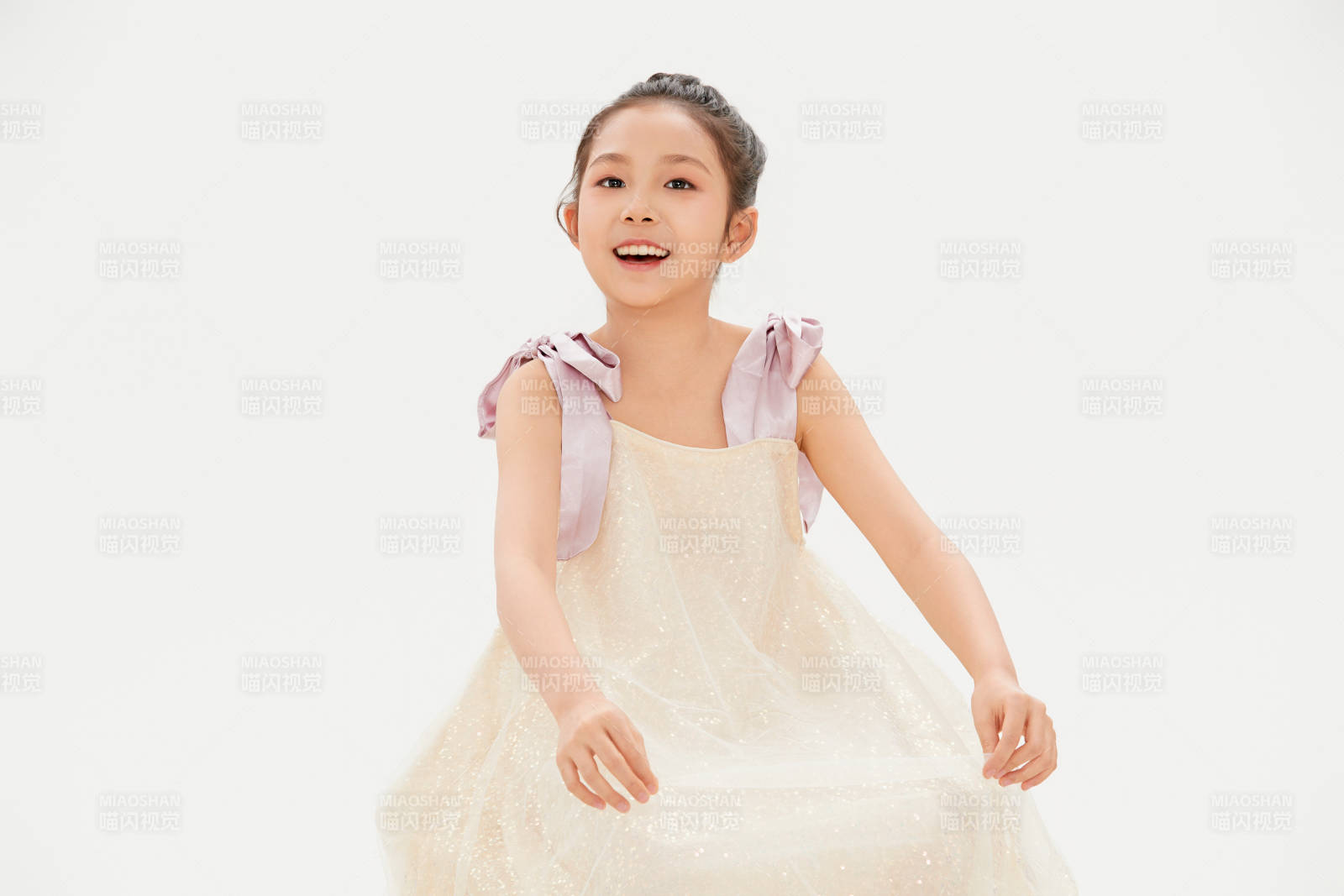 白色背景里的活泼可爱的中国小女孩儿童图片