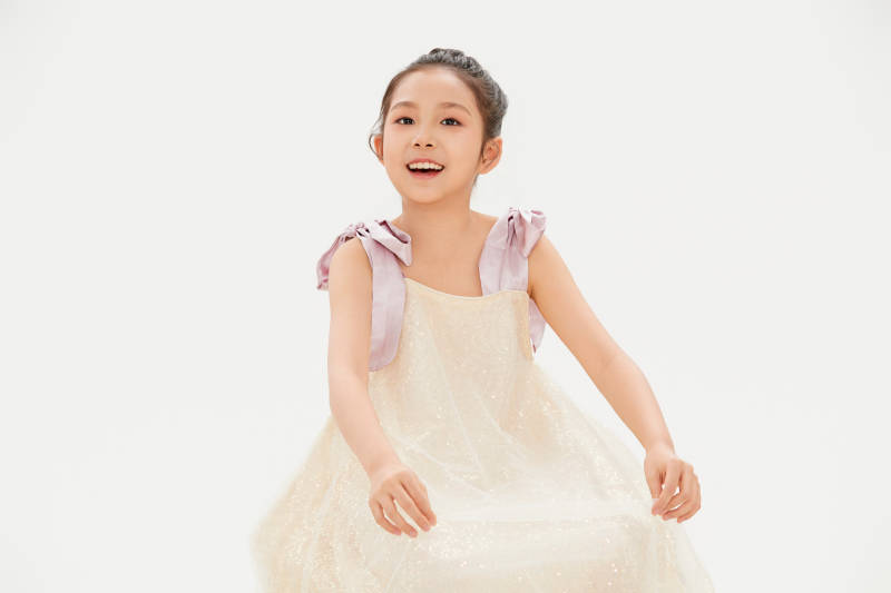 白色背景里的活泼可爱的中国小女孩儿童图片