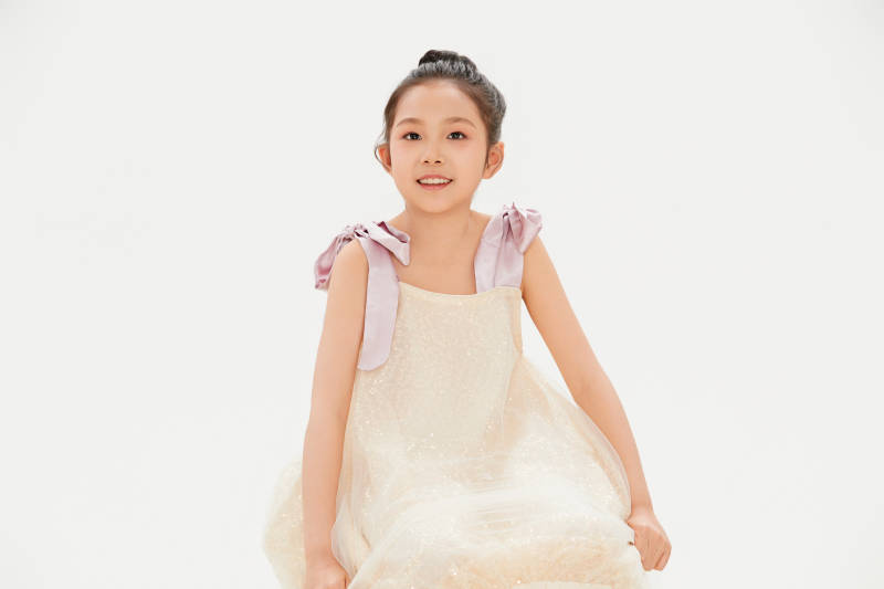 白色背景里的活泼可爱的中国小女孩儿童图片