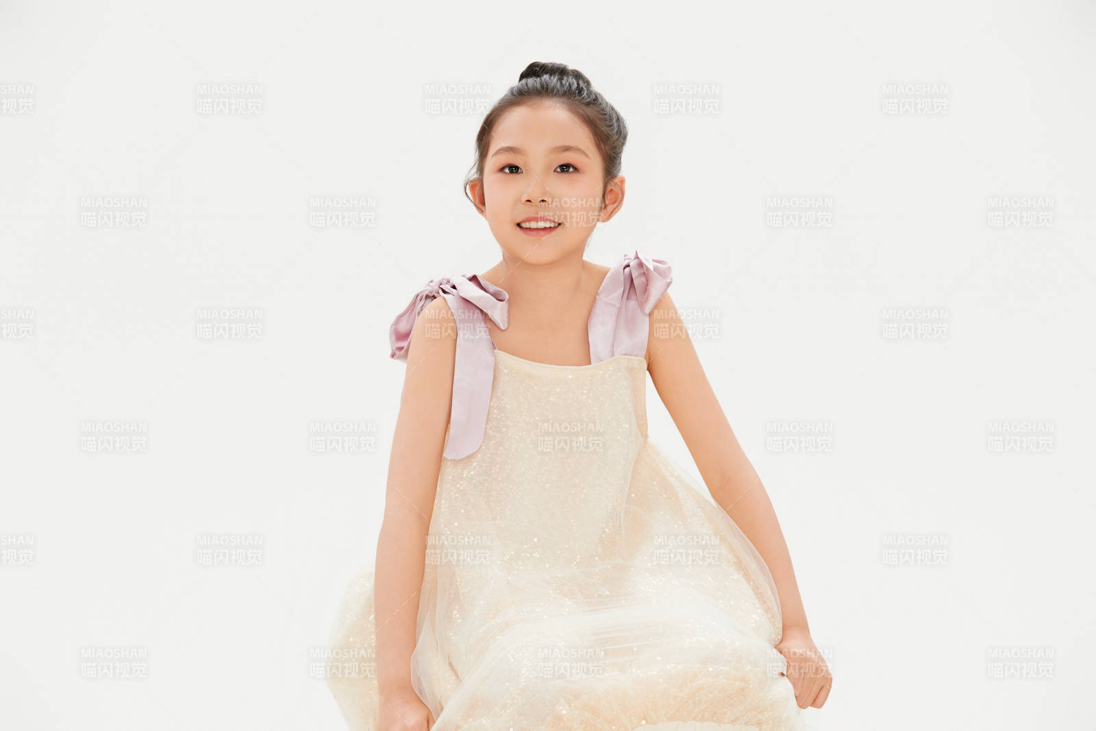 白色背景里的活泼可爱的中国小女孩儿童图片