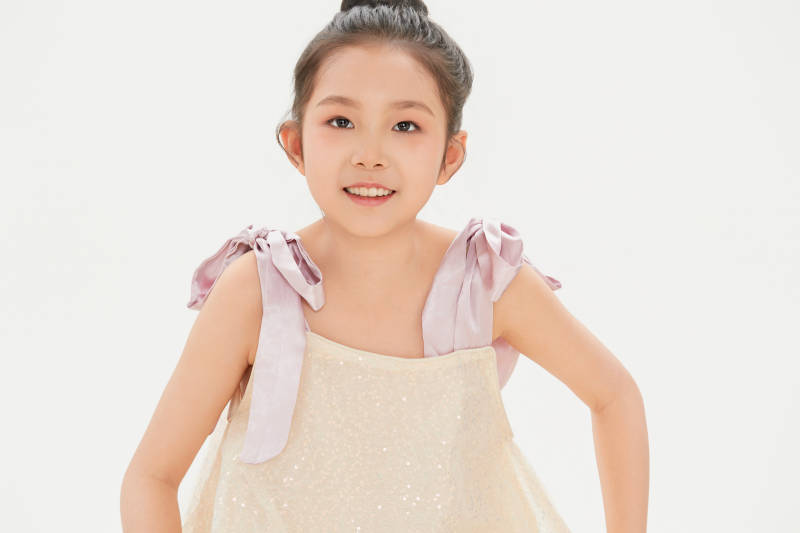 白色背景里的活泼可爱的中国小女孩儿童图片