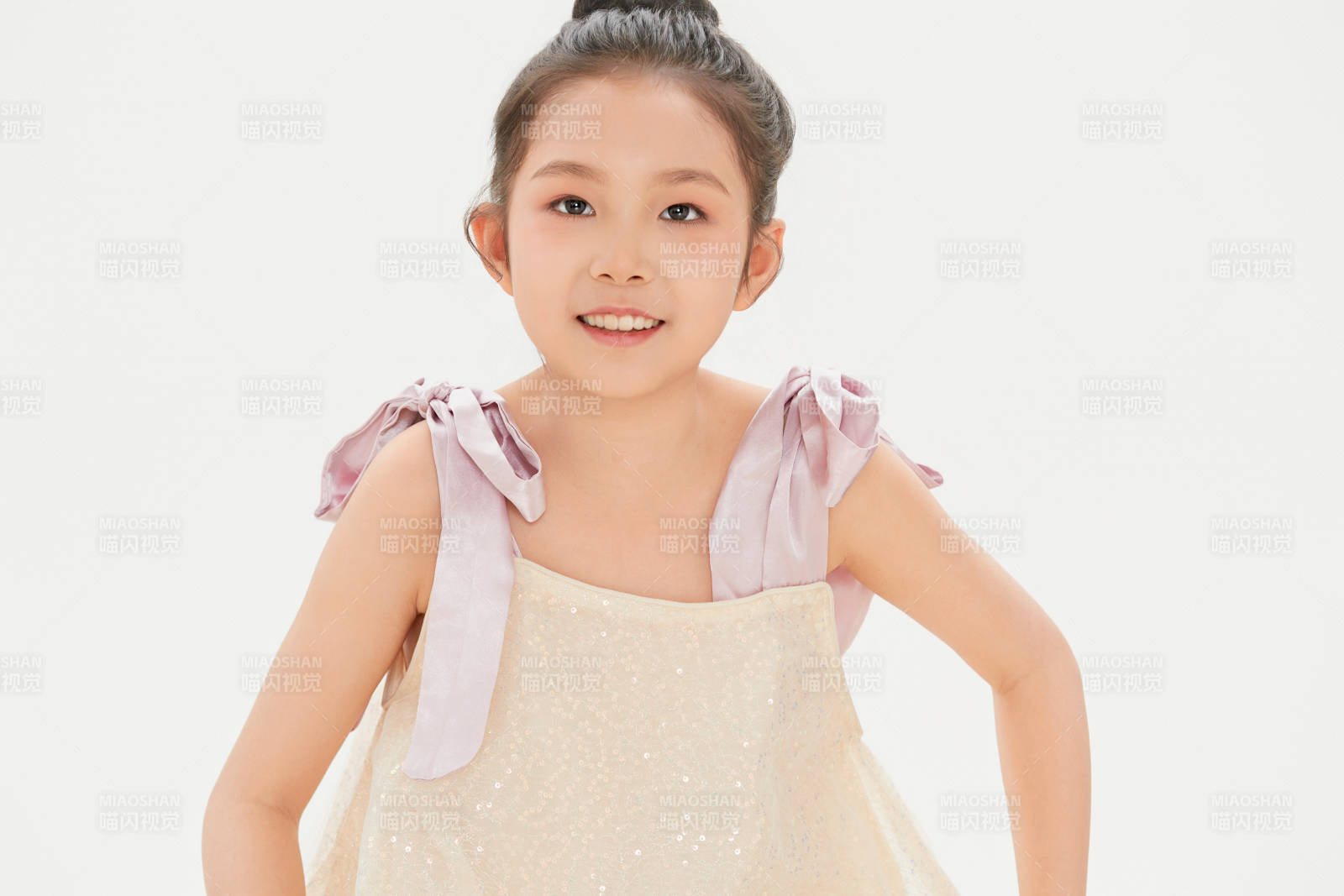 白色背景里的活泼可爱的中国小女孩儿童图片