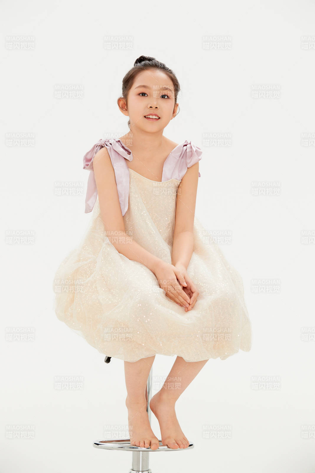 白色背景里的活泼可爱的中国小女孩儿童图片